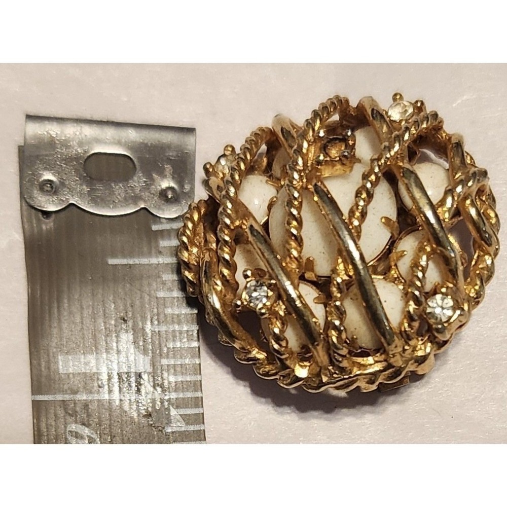 Vtg Hattie Carnegie Gold Tone Woven Pearl Clip On Earrings* SEE 1 Missing stone - Picture 5 of 6